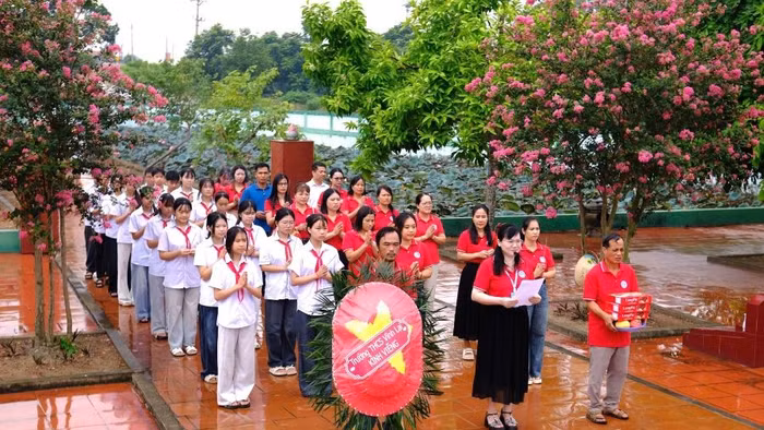 CB, GVNV và học sinh Trường THCS Vĩnh Lại dâng hương tưởng niệm tại Đài tưởng niệm liệt sĩ Vĩnh Lại.