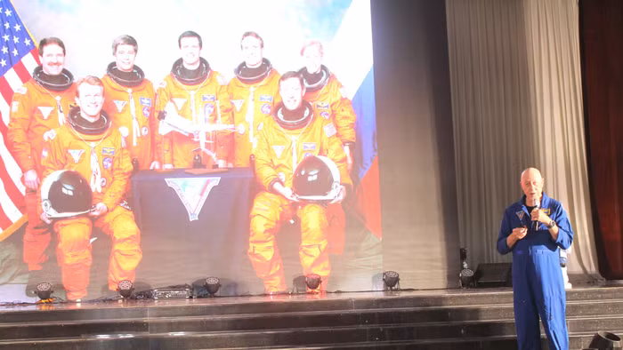Cựu phi hành gia NASA Michael A. Baker chia sẻ tại sự kiện.
