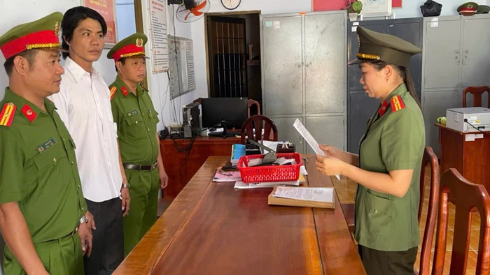 Công an xã Bình Phú đọc quyết định khởi tố vụ án, khởi tố bị can Nguyễn Văn Giàu. Ảnh: Công an Vĩnh Long.