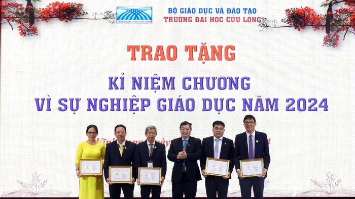 Ths Lê Tôn Đức Hòa - Chủ tịch Hội đồng Trường ĐH Cửu Long trao Kỷ niệm chương Vì sự nghiệp giáo dục cho các cá nhân.