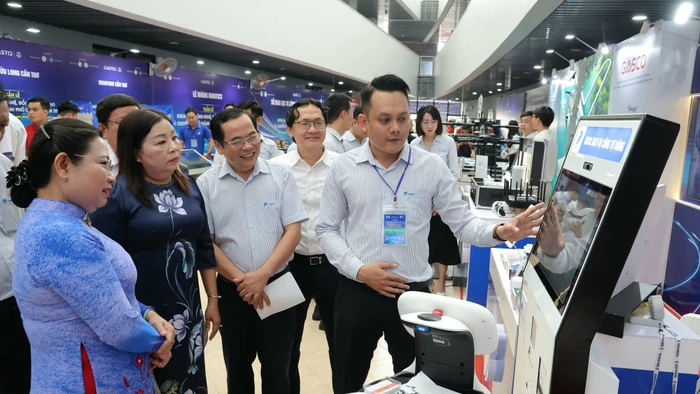 Đại biểu thăm các gian trưng bày tại khu vực triển lãm khoa học công nghệ. Ảnh: Trung Phạm.