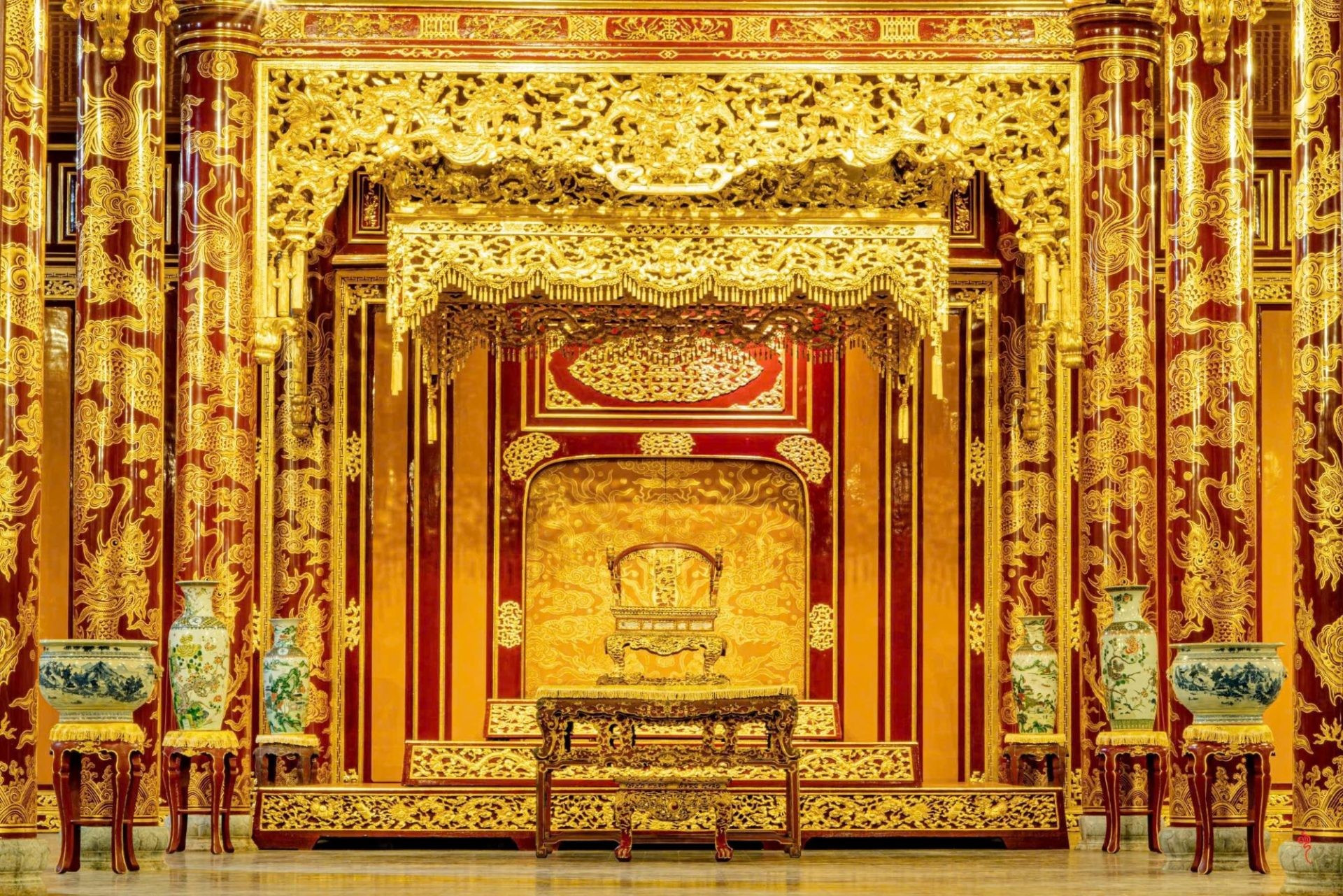 Bảo vật quốc gia Ngai vua triều Nguyễn, vừa bị kẻ xấu phá hoại tháng. Đây là chiếc ngai lịch sử, chứng kiến lễ đăng quang các hoàng đế triều Nguyễn, hiện được đặt ở Điện Thái Hòa. 6.jpg