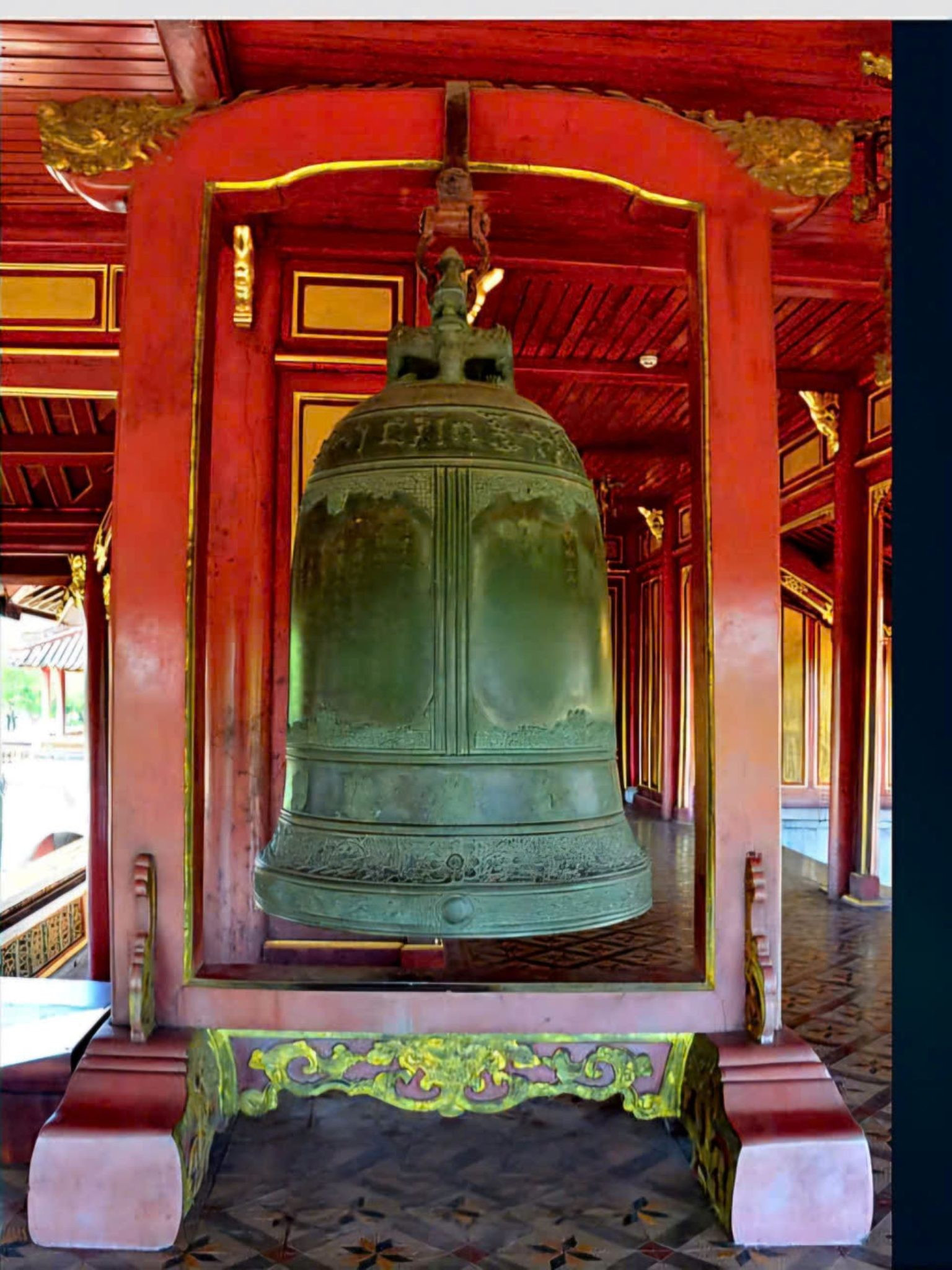 Bảo vật quốc gia Chuông Ngọ Môn thời Minh Mạng, hiện đặt tại lầu Ngũ Phụng, Đại Nội Huế. Chuông đúc vào ngày mồng 6 tháng 4, năm Minh Mạng thứ 3 (1822), nặng 800kg. 11.jpg