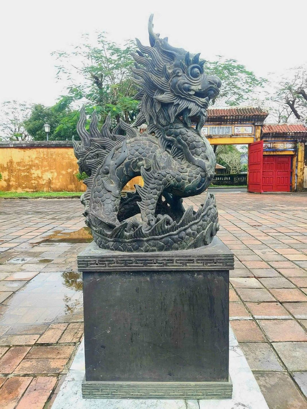 Cặp tượng Rồng thời Thiệu Trị. Đây là một đôi tượng rồng, đúc bằng đồng năm 1842, thời Thiệu Trị, hình dáng giống nhau theo tư thế đối xứng. Mỗi tượng nặng hơn 500kg. 13-1.jpg