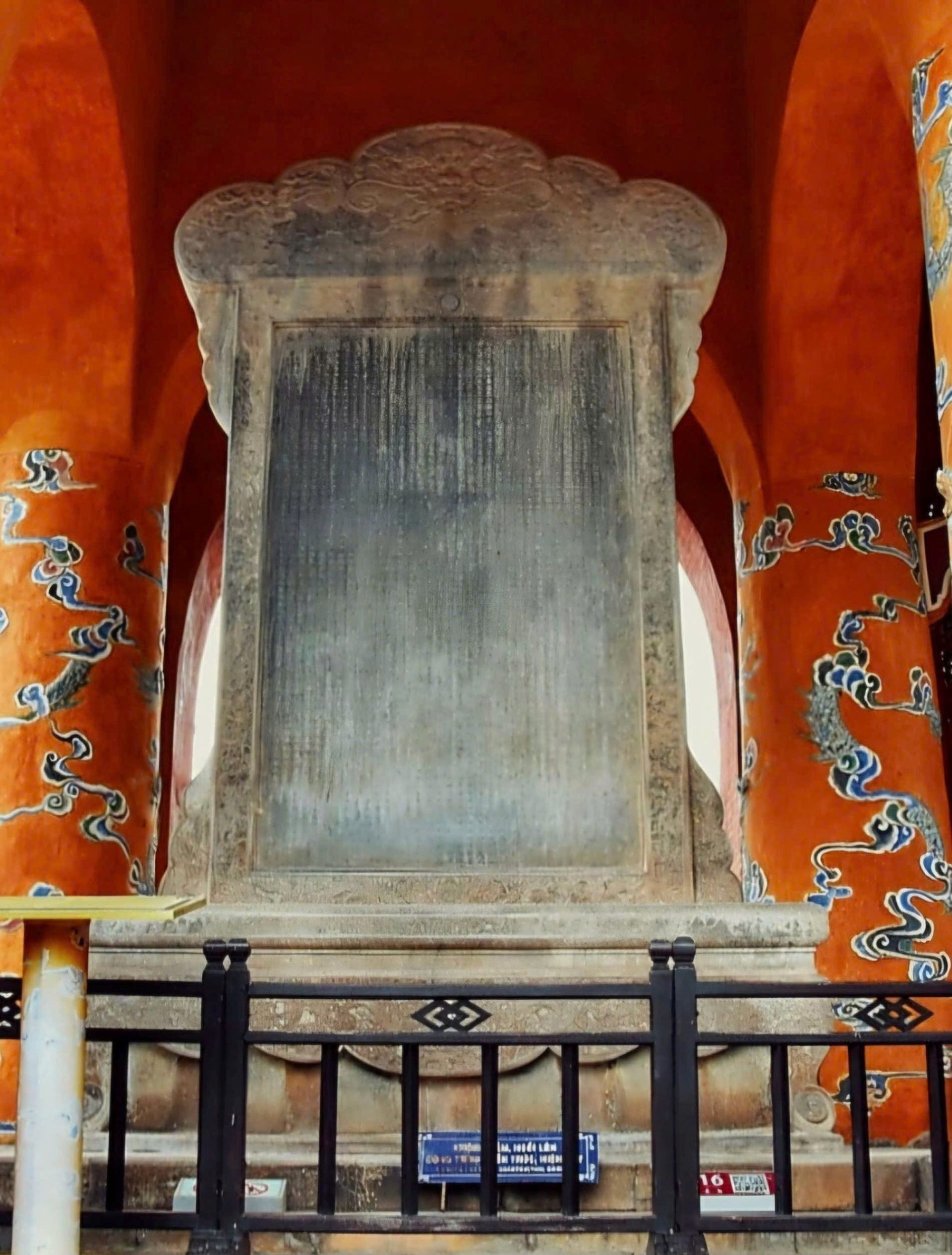 Bảo vật quốc gia Bia Khiêm Cung Ký. Tấm bia đá dựng ở lăng vua Tự Đức do nhà vua soạn văn bia, dựng năm 1875, nội dung bia kể xây dựng lăng Tự Đức, tâm sự nhà vua về thế sự. 10.jpg