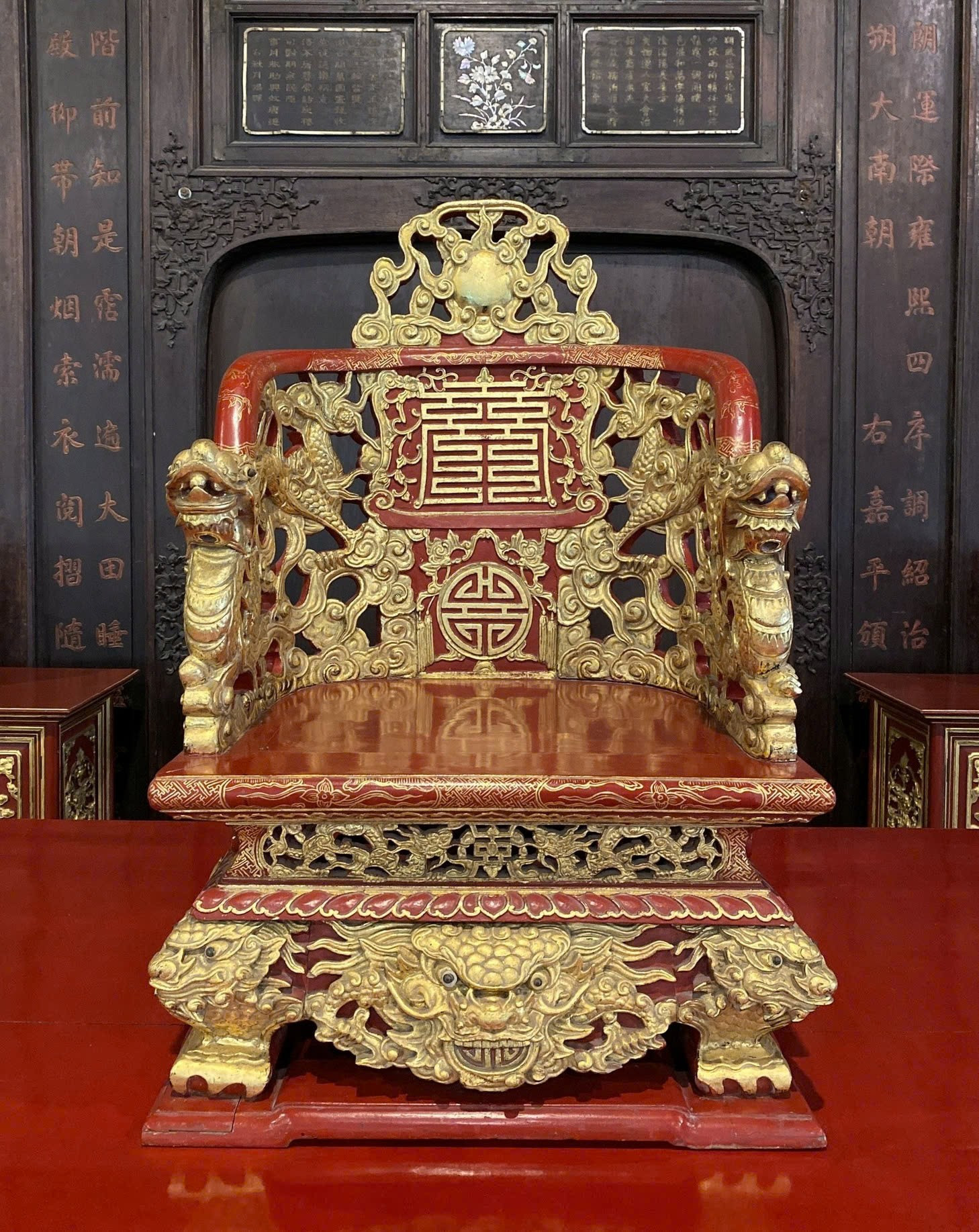 Ngai hoàng đế Duy Tân. Ngai có trọng lượng 17,5kg, chất liệu gỗ dổi, sơn son thếp vàng. Hiện ngai được đặt ở Bảo tàng Cổ vật Cung đình Huế. z6654868655735-79e34a2bc2554c6e1fa3ac2b6bdf4680.jpg