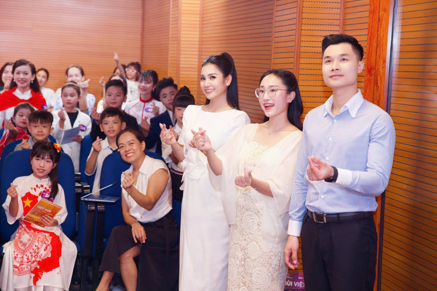 Ban giám khảo cùng thí sinh tham gia chương trình. mc4.jpg