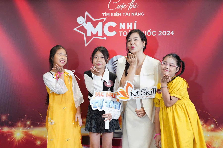 Cô Nguyễn Thị Hải Huế cùng học sinh.