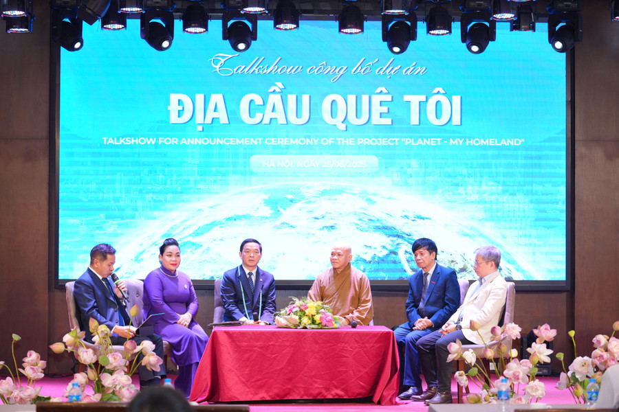 Các khách mời cùng chia sẻ về dự án. toan-cau-que-huong-toi-4.jpg