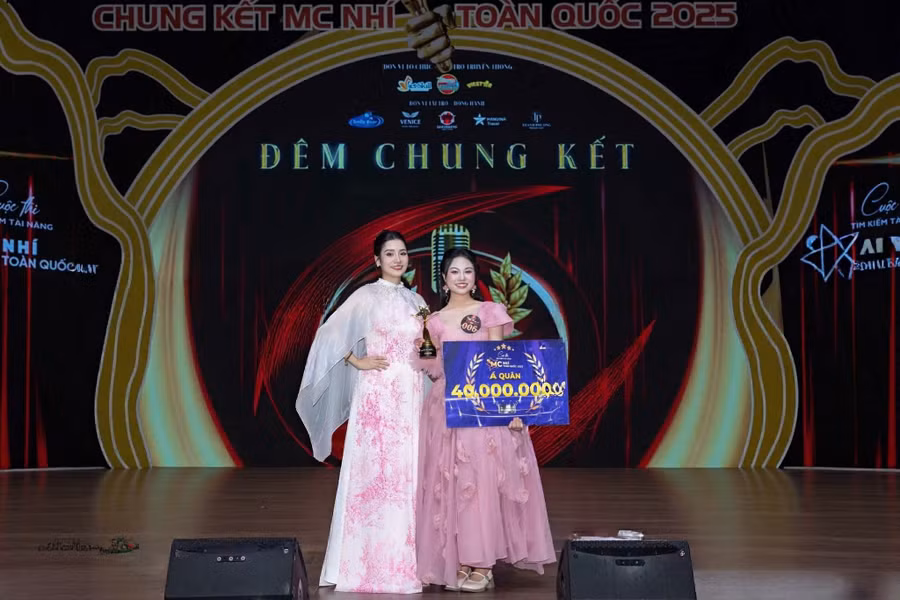 Gia Hân (phải), học sinh Trường THCS & THPT Nguyễn Tất Thành xuất sắc giành Á quân MC nhí toàn quốc 2025