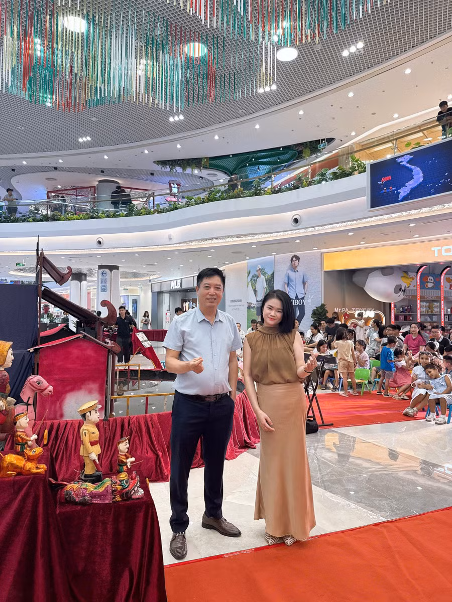 1-nghe-si-phan-thanh-liem-va-chi-nguyen-thai-huyen-dai-dien-vincom-mega-mall-ocean-city-don-vi-dong-hanh-cung-du-an.jpg