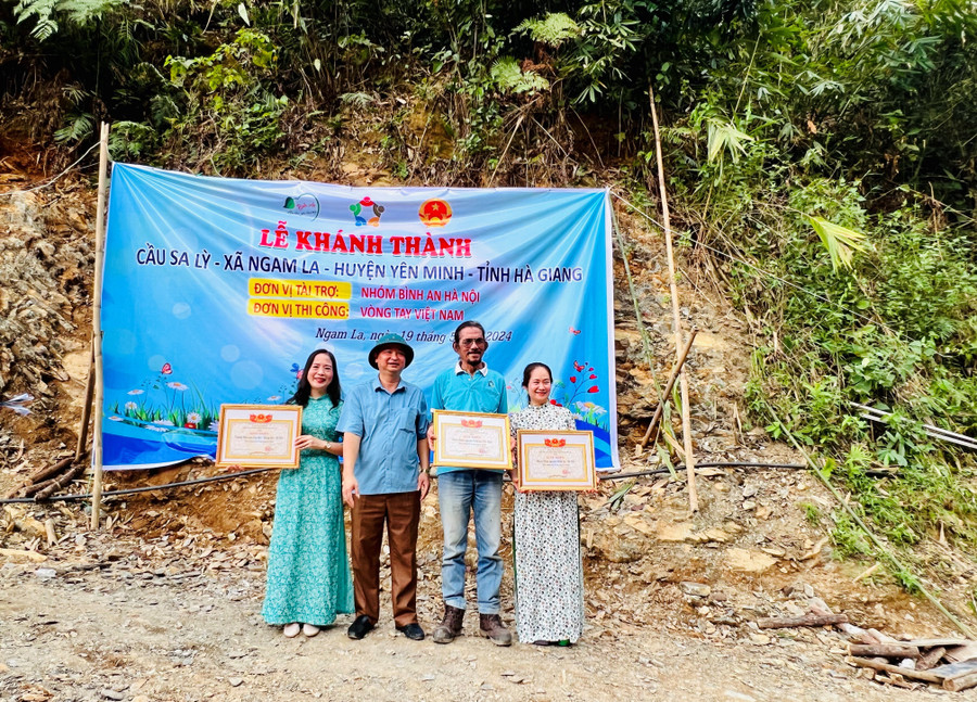 Cô Hoài Thanh tham gia ủng hộ xây cầu tại huyện Yên Minh, tỉnh Hà Giang. co-thanh-5.jpg
