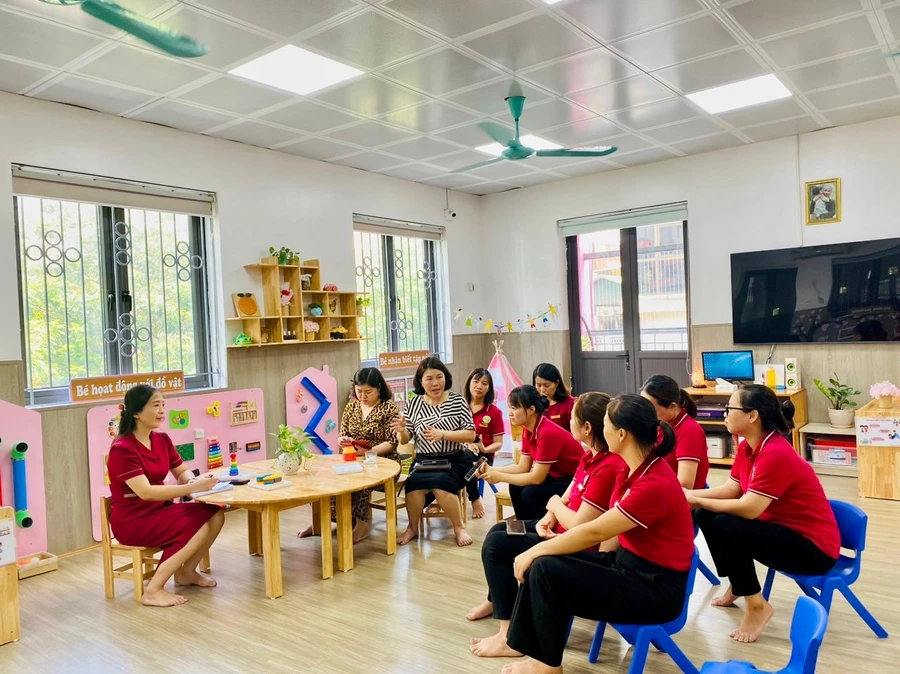 Cô Vũ Thị Hoài Thanh (ngoài cùng bên trái) bồi dưỡng chuyên môn cho giáo viên. 