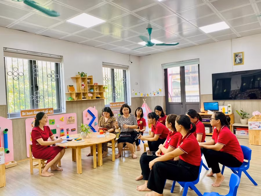 Cô Vũ Thị Hoài Thanh (ngoài cùng bên trái) bồi dưỡng chuyên môn cho giáo viên. 