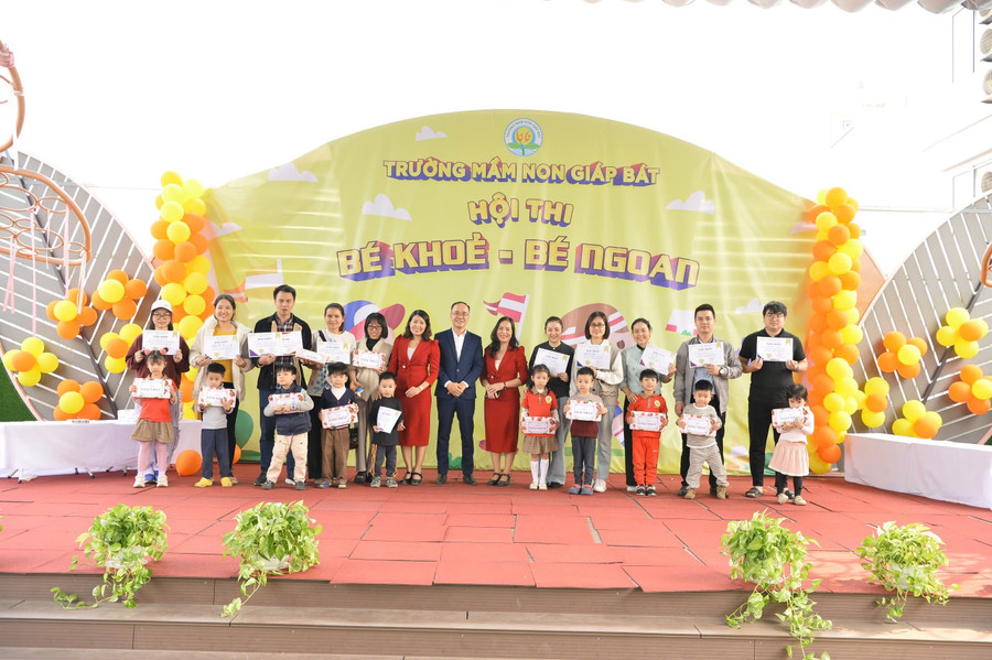 Cô Hoài Thanh (áo đỏ, bên phải) tích cực tham gia tổ chức hoạt động sự kiện tại trường. co-thanh-2.jpg