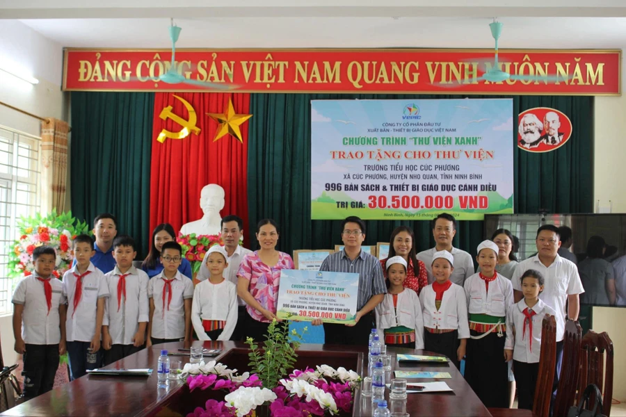 Ông Võ Hồng Việt trao tặng 996 bản sách giáo khoa và thiết bị giáo dục Cánh Diều cho Trường Tiểu học Cúc Phương. 