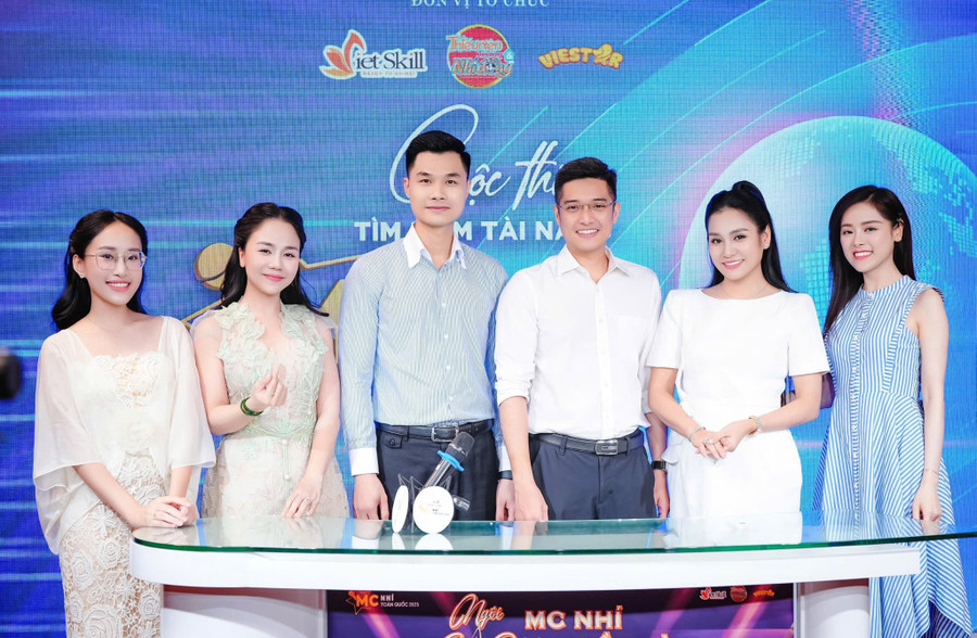 Ban giám khảo chương trình. mc3.jpg