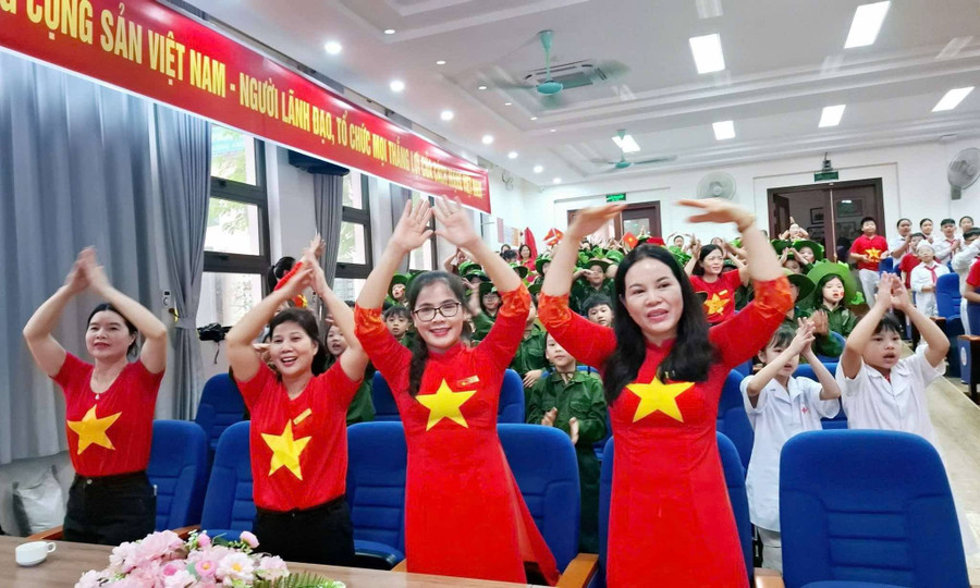 Cô trò cùng thể hiện nhiệt huyết, khát vọng. nd2.jpg