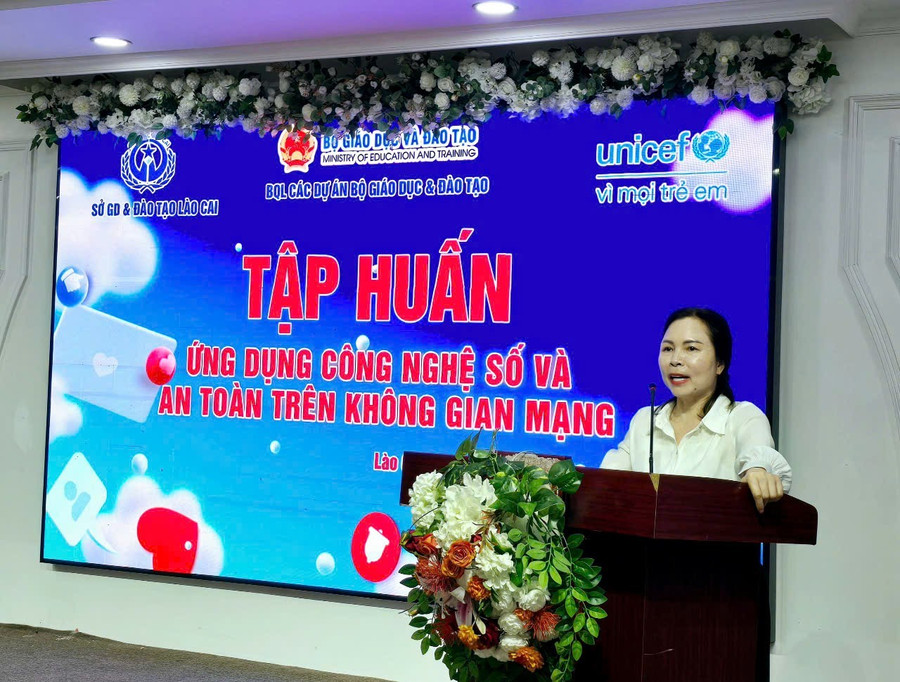 Bà Dương Bích Nguyệt - Giám đốc Sở GD&ĐT Lào Cai phát biểu khai mạc lớp tập huấn.