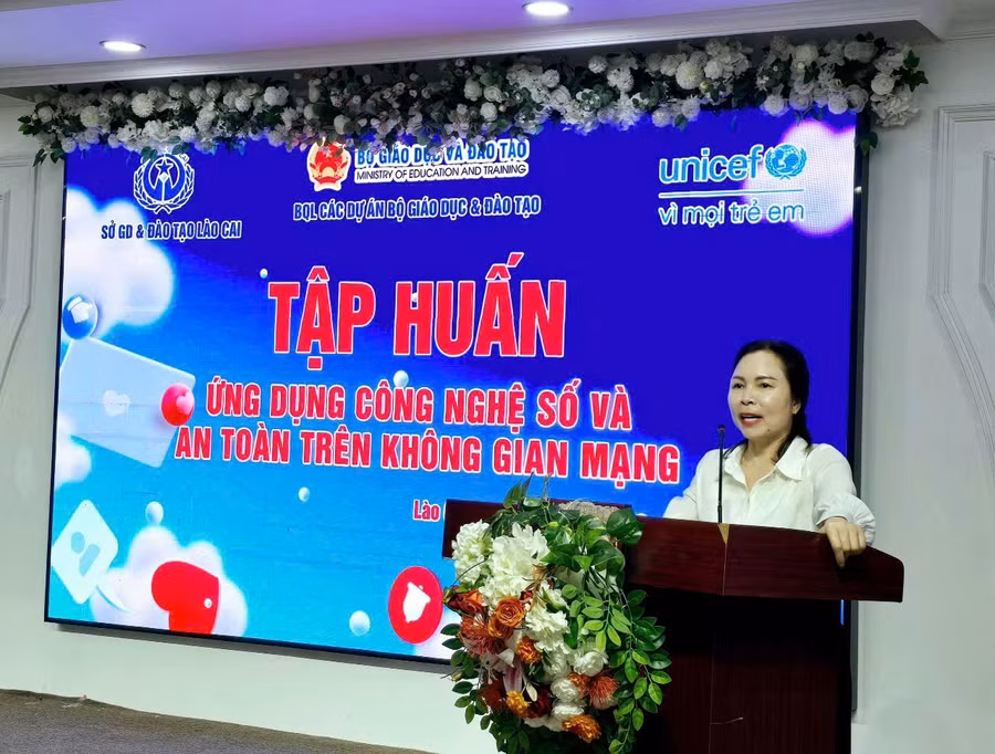 Bà Dương Bích Nguyệt - Giám đốc Sở GD&ĐT Lào Cai phát biểu khai mạc lớp tập huấn.