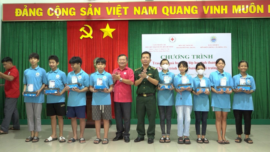 Những phần quà được trao tặng cho học sinh lớp học tình thương. 