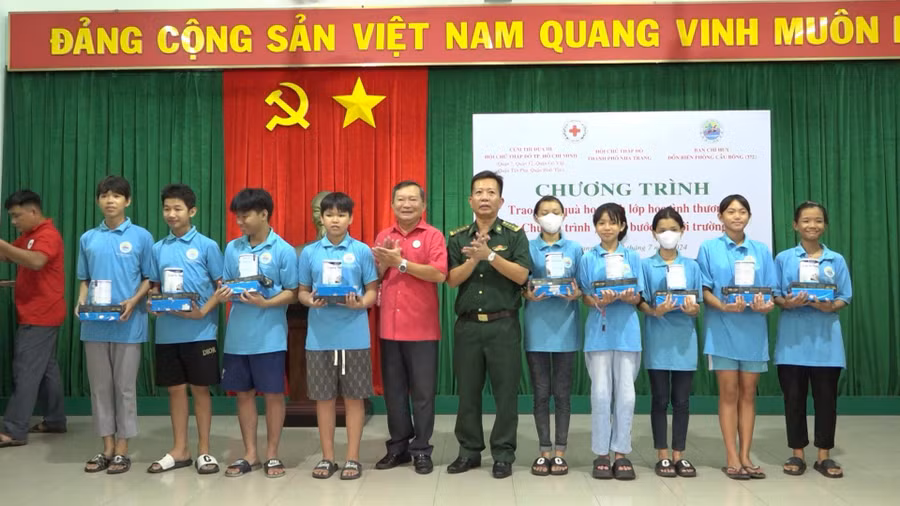 Những phần quà được trao tặng cho học sinh lớp học tình thương. 