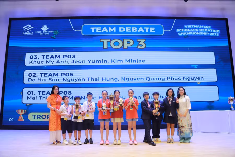 Ban tổ chức trao giải cho học sinh top 3.