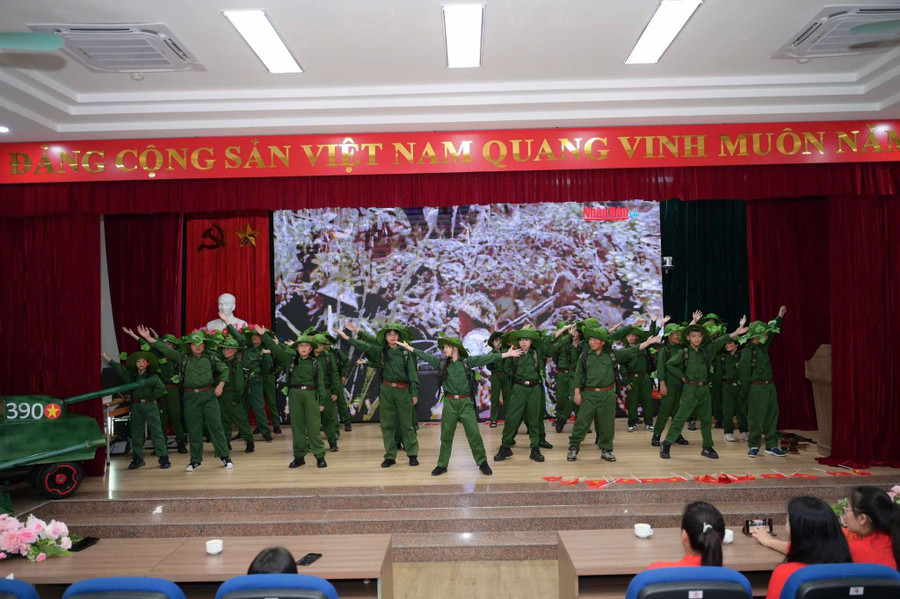 Học sinh hoà mình vào các tiết mục chào mừng. nd5.jpg