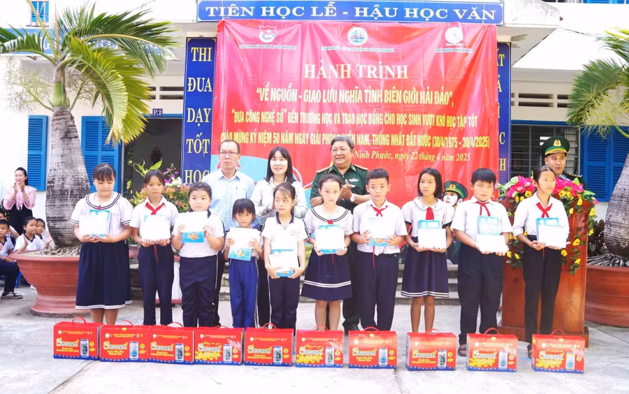 Bộ đội Biên phòng tỉnh Khánh Hòa trao nhiều phần quà ý nghĩa tới học sinh. 