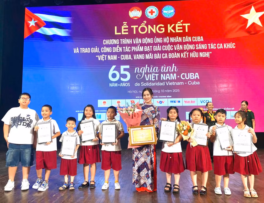 Những bức tranh xuất sắc nhất của học sinh nhà trường đã được lựa chọn trưng bày. 