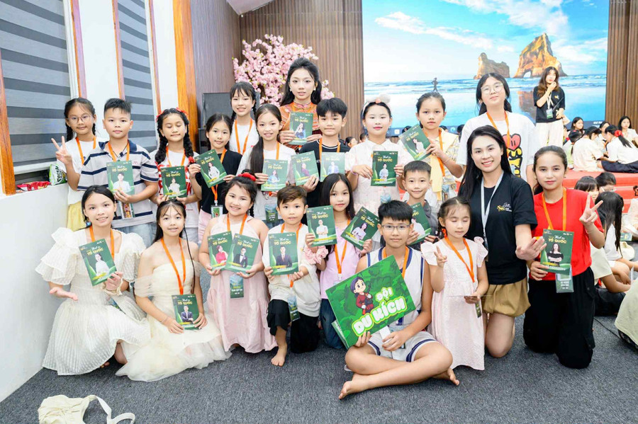 Cô Nguyễn Cao Huyền Thương trong vai trò huấn luyện viên quốc gia tại cuộc thi tìm kiếm tài năng MC nhí 2025. co-giao-huyen-thuong-4.jpg