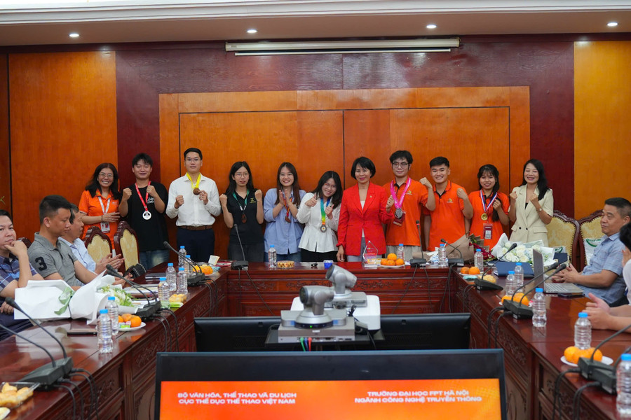 Bà Lê Thị Hoàng Yến - Phó Cục trưởng Cục TDTT Việt Nam cùng các đại diện các nhóm sinh viên trẻ thực hiện dự án. the-thao-sv-1.jpg