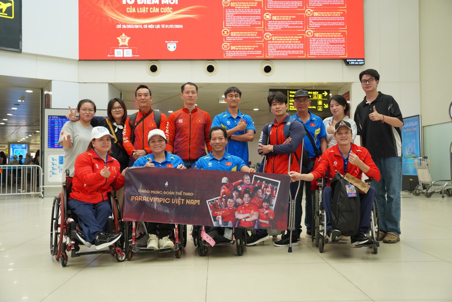 Đoàn vận động viên Việt Nam thi đấu Paralympic Paris trở về Hà Nội. the-thao-sv-4.jpg