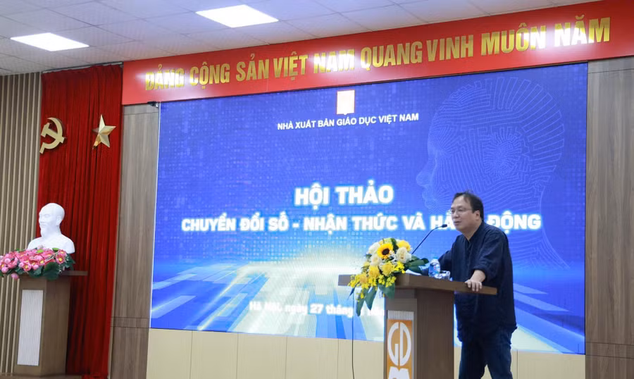 Ông Nguyễn Tiến Thanh - Chủ tịch Hội đồng thành viên, Tổng Giám đốc Công ty TNHH một thành viên NXB Giáo dục Việt Nam phát biểu tại hội thảo. 