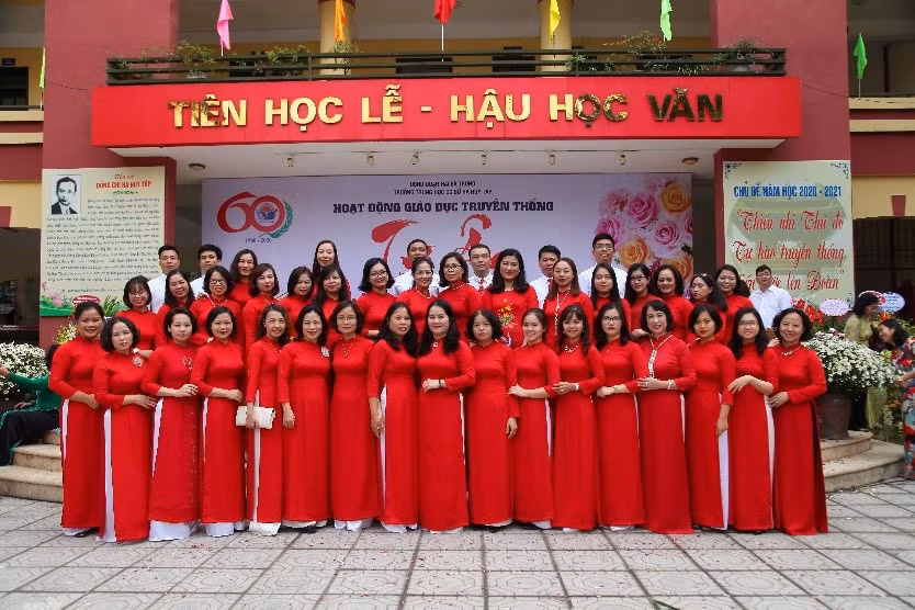 Đội ngũ cán bộ, giáo viên, nhân viên Trường THCS Hà Huy Tập. 