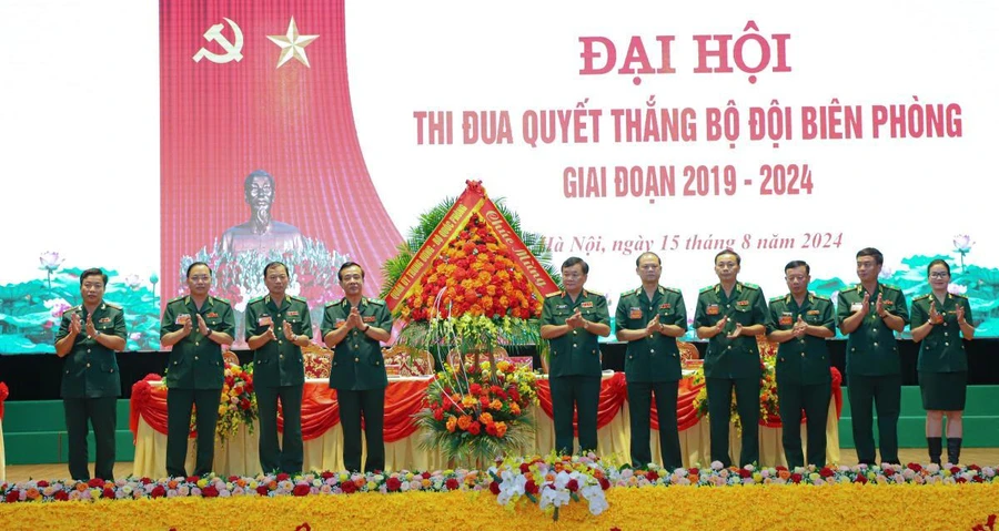 Thượng tướng Hoàng Xuân Chiến tặng hoa chúc mừng Đại hội.