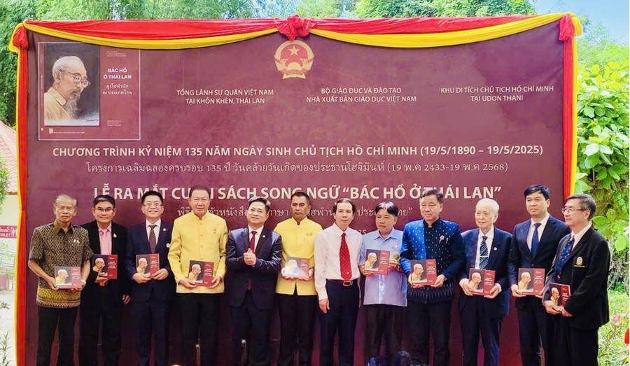 Đại diện lãnh đạo Việt Nam và Thái Lan chụp ảnh lưu niệm tại buổi lễ. ra-mat-tu-sach-song-ngu-2.jpg