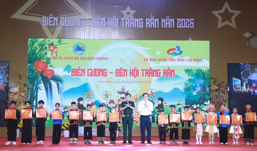 Ông Nguyễn Trọng Nghĩa, Trưởng ban Tuyên giáo và Dân vận Trung ương; Thượng tướng Hoàng Xuân Chiến, Thứ trưởng Bộ Quốc phòng trao học bổng cho học sinh.