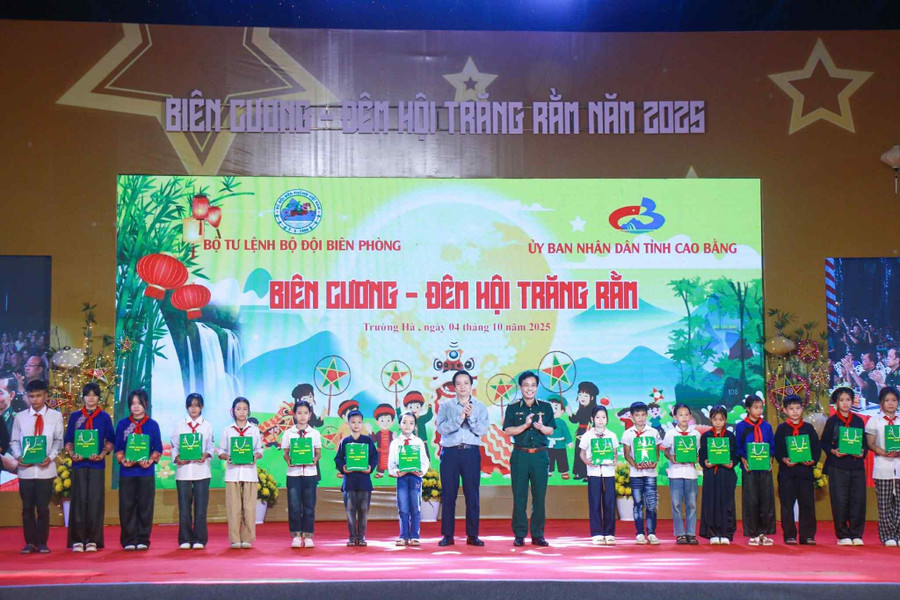 Nguồn động viên lớn lao với học sinh nơi vùng cao, biên giới trung-thu-3.jpg