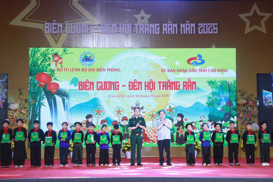 Những phần quà ý nghĩa với học sinh xã Trường Hà, Cao Bằng. trung-thu-2.jpg