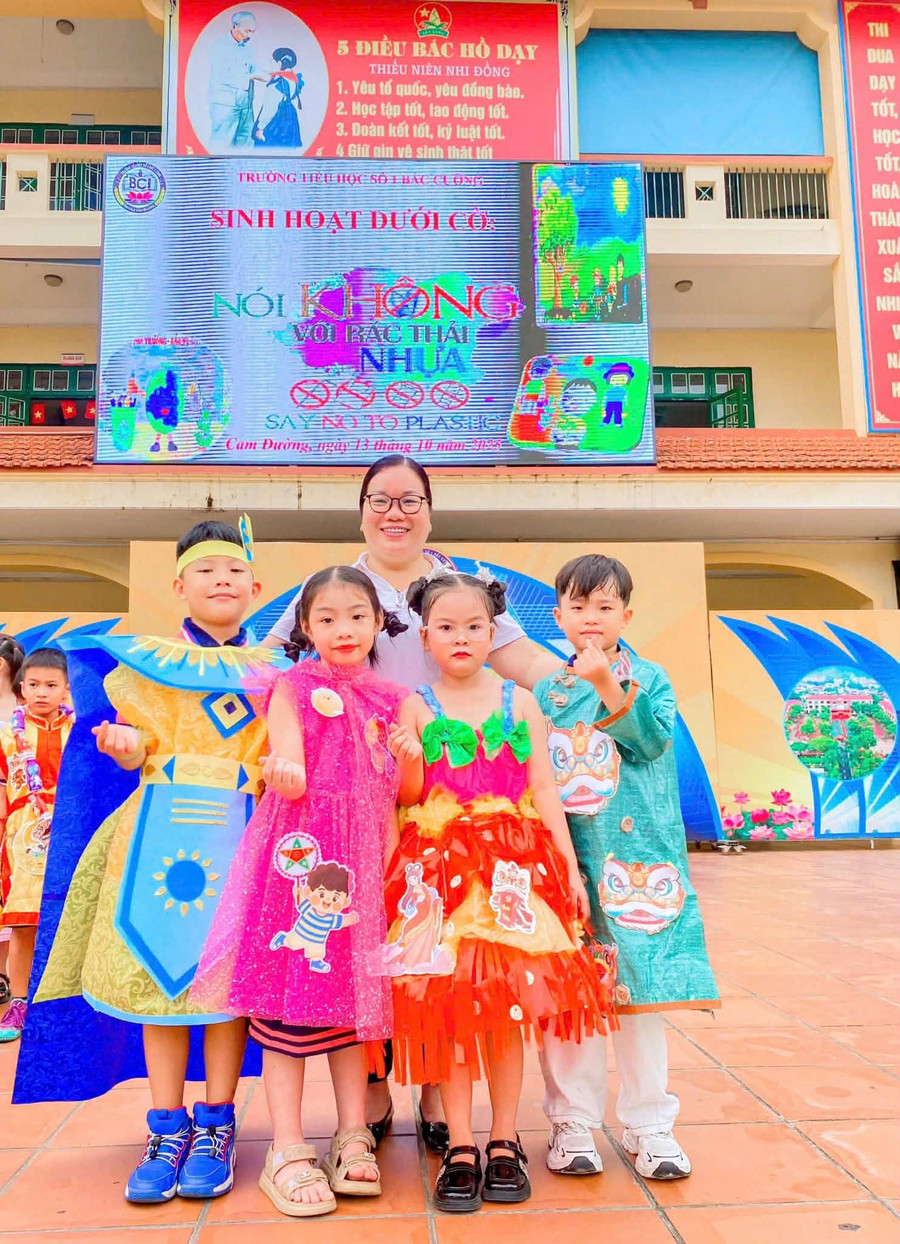 Cô trò nhà trường trong ngày hội “Nói không với nhựa”. bac-cuong-7.jpg