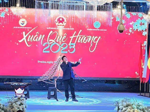 Nghệ sỹ Nhân dân Đỗ Quốc Hưng, Phó Giám đốc phụ trách Học viện Âm nhạc Quốc gia Việt Nam biểu diễn trong chương trình "Xuân quê hương" tại Czech. tang-cuong-3.jpg