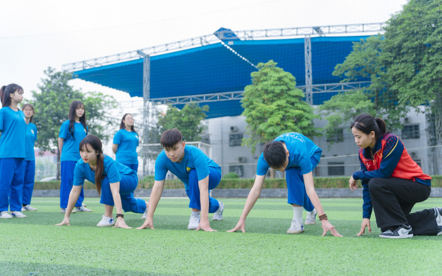 Cùng học sinh luyện tập trên sân cỏ. 