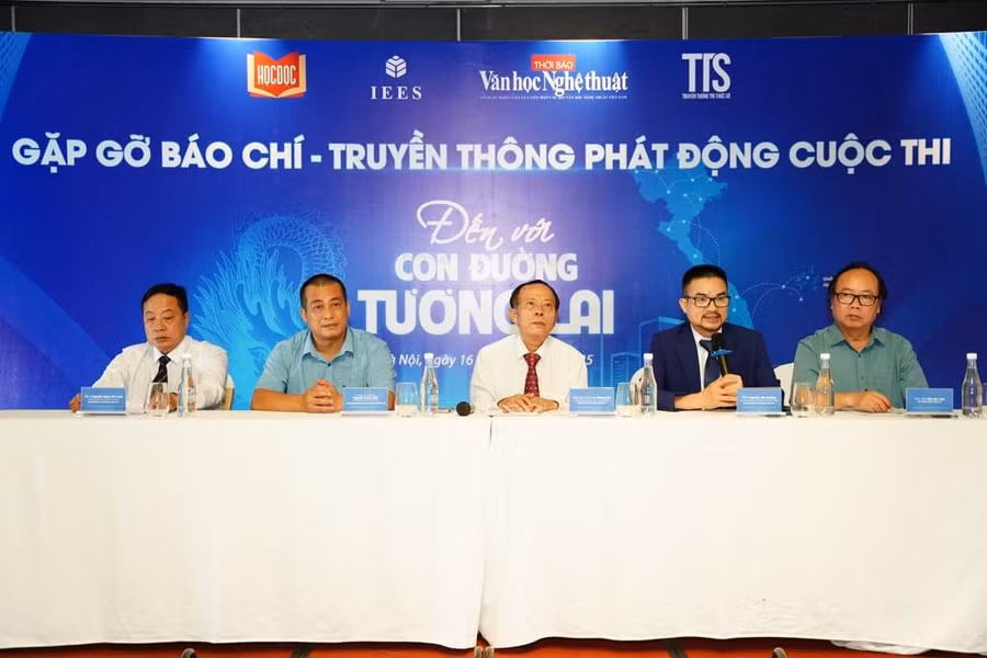 Ban tổ chức tại buổi gặp gỡ báo chí.