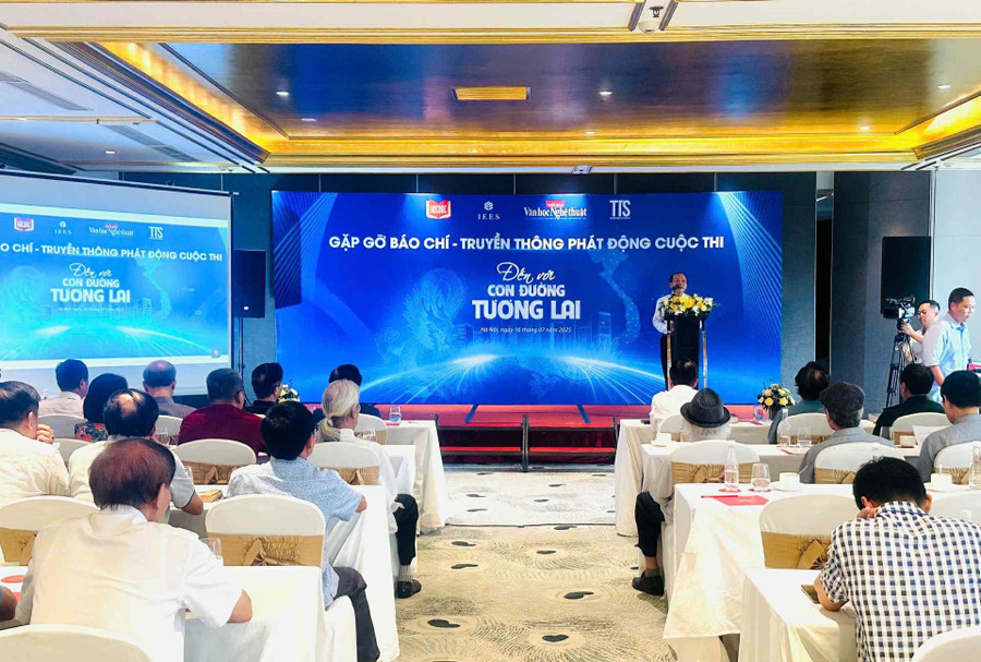 Quang cảnh buổi gặp gỡ báo chí. con-duong-tuong-lai-2.jpg