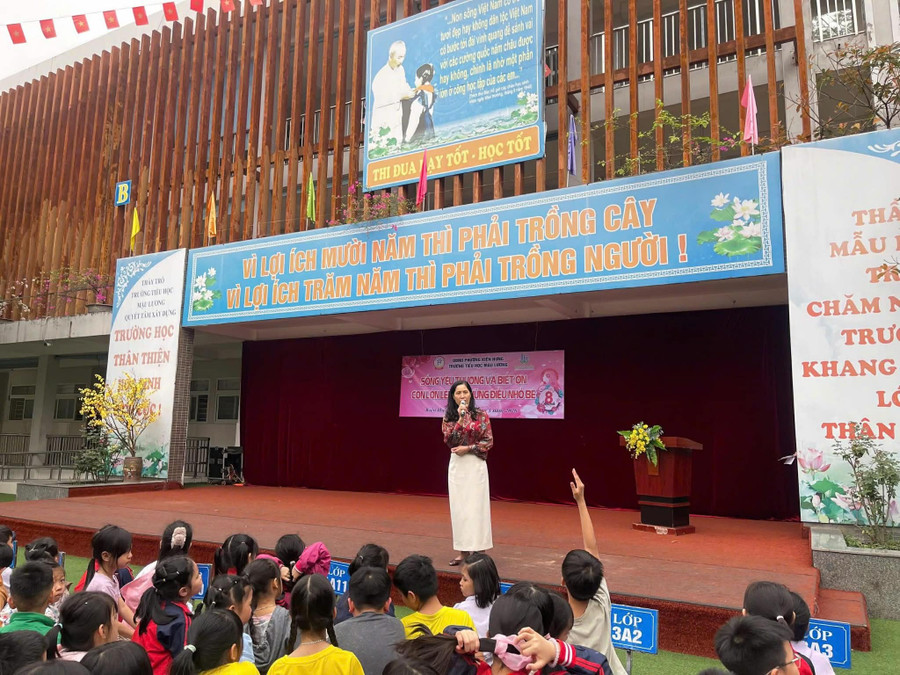 Bà Hoàng Tuyết Minh - Hiệu trưởng Trường Tiểu học Mậu Lương chia sẻ tại chương trình. gieo-mam-long-biet-on-2.jpg