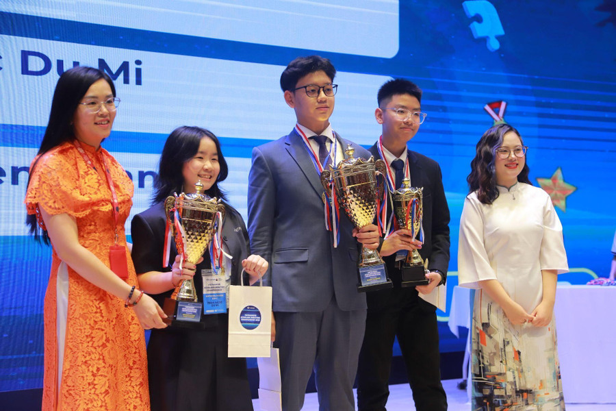 Học sinh đạt giải tại vòng chung kết Vietnamese Scholars Debating Championship 2025 2.jpg