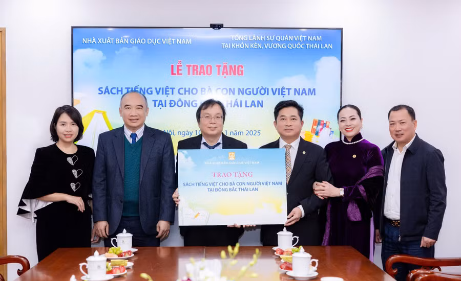 NXBGDVN trao tặng 750 bản sách tiếng Việt cho bà con người Việt tại vùng Đông Bắc Thái Lan.