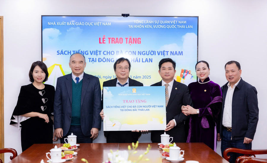 NXBGDVN trao tặng 750 bản sách tiếng Việt cho bà con người Việt tại vùng Đông Bắc Thái Lan.