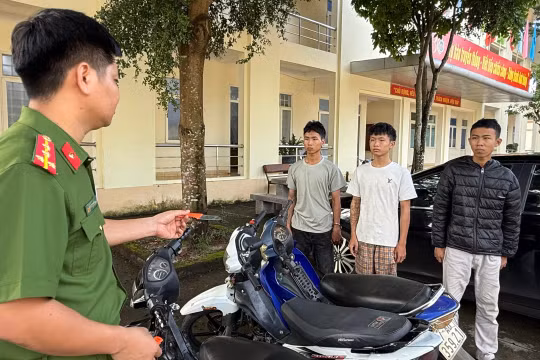 Ba bị can bị khởi tố, bắt tạm giam để điều tra về hành vi cướp tài sản. (Ảnh: S.Đ)